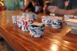 Tule Bar Monttuun pelaamaan Texas Holdem pokeria.